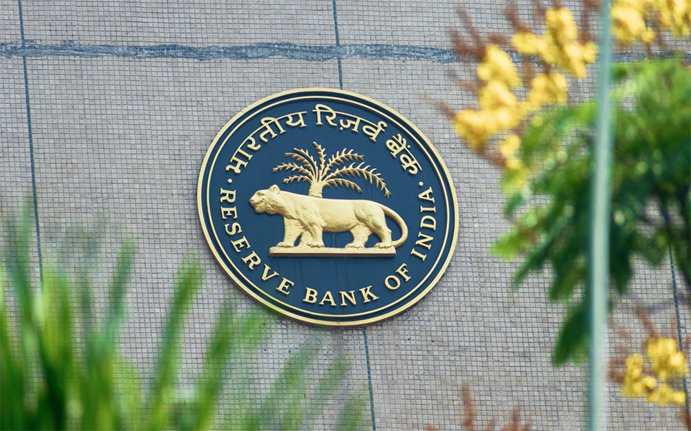 भारतीय रिजर्व बैंक (RBI) का आधिकारिक लोगो और मुख्यालय भवन का बाहरी दृश्य।
