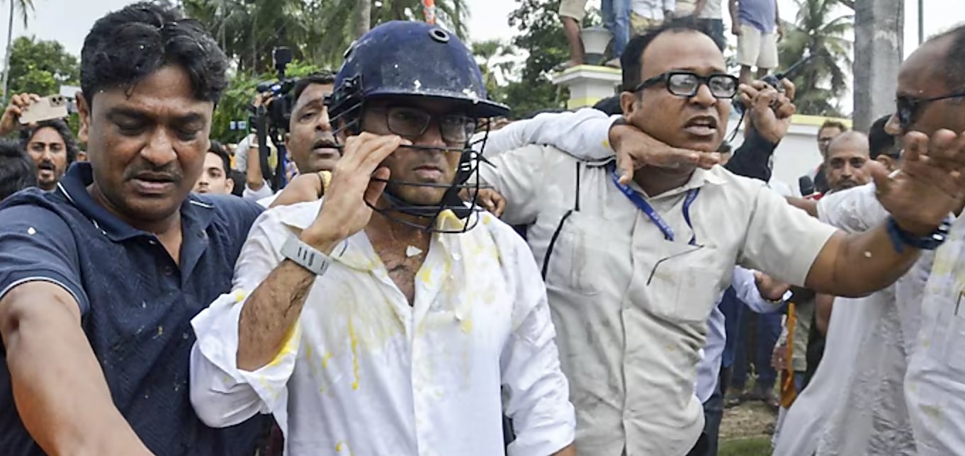 सोनारपुर में विरोध प्रदर्शन के दौरान हेलमेट पहने टीएमसी सांसद अभिषेक बनर्जी को सुरक्षा कर्मियों और समर्थकों के बीच ले जाते हुए।